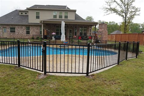 retractable fence for pool